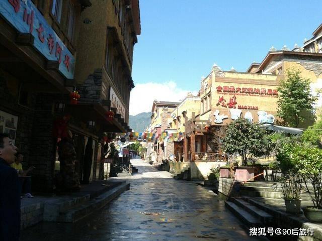 南京街头巷尾开始有年味了,南京地铁贴上了春联,南京地铁年味儿一下就上来了
